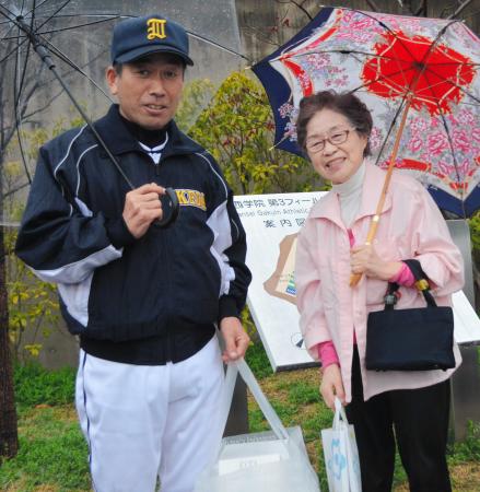 　かつてチームの定宿だった「網引旅館」の女将・秀高節子さん（右）から激励を受けた池田・岡田監督