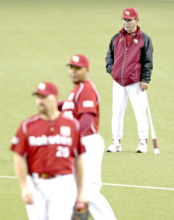 　練習を見守る星野監督