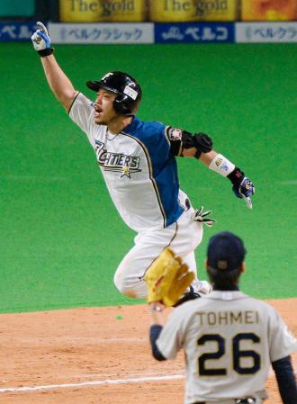 　１２回、小谷野が左前にサヨナラ打を放ちガッツポーズ（投手・東明）