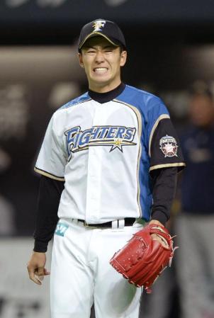 　６回、オリックスに４点目を許し顔をしかめる日本ハム・斎藤＝札幌ドーム