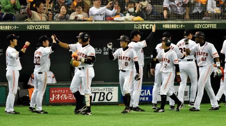 　７回、左越え満塁弾を放ち祝福されるロペス（左から３人目）＝撮影・会津智海