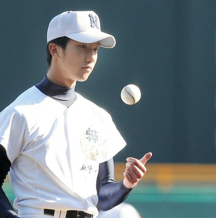 　龍谷大平安打線につかまり、マウンドでぼう然とする佐野日大・田嶋（撮影・飯室逸平）