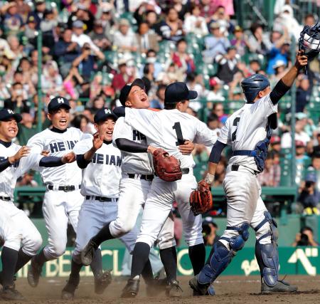 　優勝を決め喜びを爆発させる河合主将（中央）ら龍谷大平安ナイン（撮影・飯室逸平）　