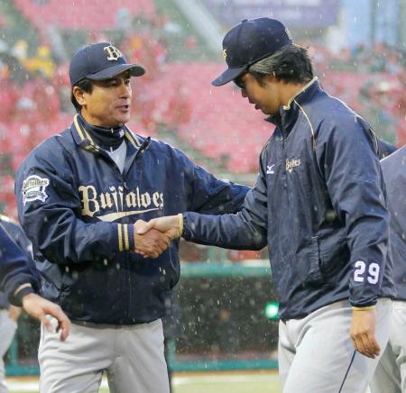 　今季初勝利を挙げた井川（右）と握手する森脇監督