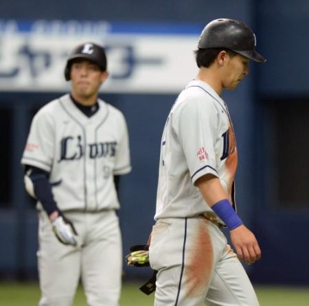 ２回１死一、三塁、打者・秋山（左）が空振り三振。三走・浅村（右）は三本間で挟殺となった