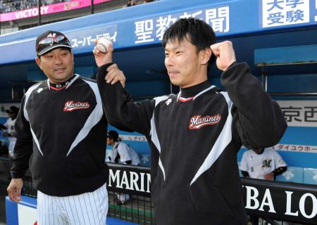 　プロ初勝利を挙げ、伊東監督（左）に祝福される吉原