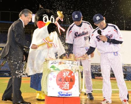 　つば九郎の成人（鳥）式を祝って鏡開きをする小川監督（右から２人目）