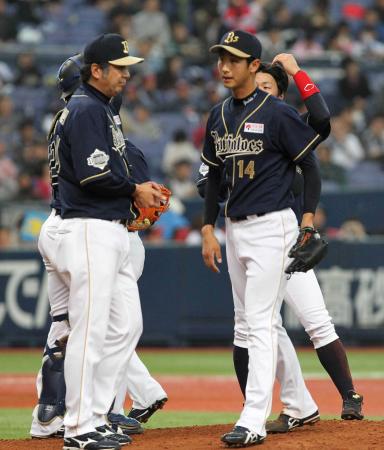 　５回途中、降板するオリックス先発の吉田一（右）＝撮影・持木克友