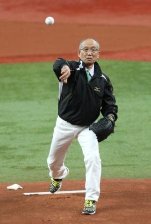 始球式を務めるバットマイスターの久保田五十一氏＝京セラドーム（撮影・持木克友）