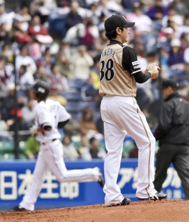 　２回、ロッテ・清田（左）に本塁打を浴びた日本ハム・武田勝＝ＱＶＣ
