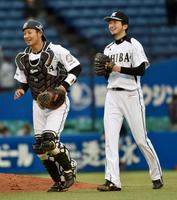 　完投でプロ初勝利を挙げ、笑顔の石川。左は吉田捕手