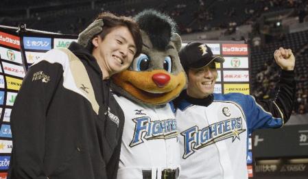 　楽天に勝利し、笑顔を見せる日本ハム・上沢（左）と大引＝札幌ドーム