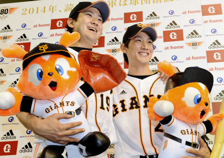 　菅野（左）と共にお立ち台に上がり、笑顔を見せる小林（撮影・西岡　正）