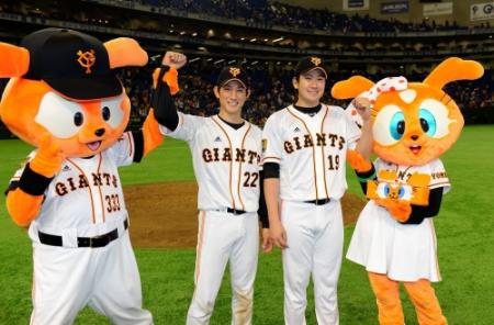 ジャビットに勝利を祝福される巨人・菅野と小林（左）（撮影・西岡　正）