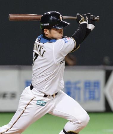 　３回日本ハム１死満塁、大引が右前に適時打を放つ＝札幌ドーム