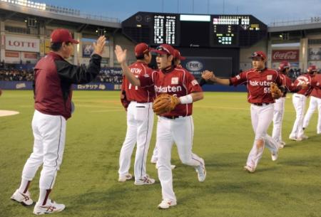 チーム記録となる２４安打でロッテに勝利し、星野監督（左端）にハイタッチで迎えられる藤田（中央）と西田（５５）