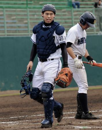 　センバツ後、三塁から捕手に転向した池田・岡本（左）