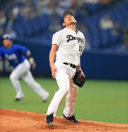 　１回、バルディリスに左越え２ランを浴びる先発・川上