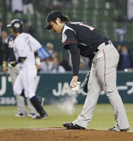 　１回、西武・浅村（左）に満塁本塁打を浴びたロッテ・藤岡＝西武ドーム