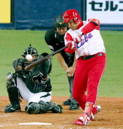 　阪神対キューバ代表の５回、同点適時打を放つセペダ＝２０１３年２月２７日