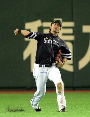 　３回無死一、三塁、日本ハム・中田の打球を好捕しバックホームする柳田
