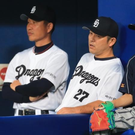 ３回裏無死一塁、岡田が送りバントを決めれず厳しい表情になる谷繁兼任監督（右）＝ナゴヤドーム
