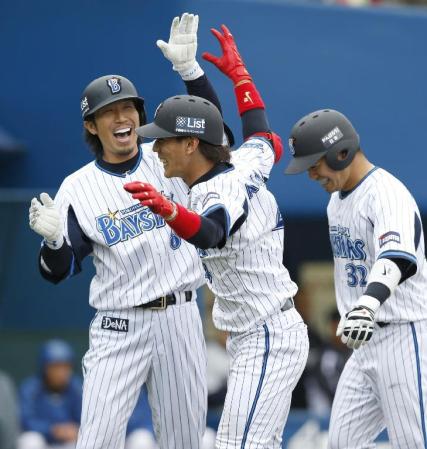 　８回、満塁本塁打を放ち、多村（左）らに祝福されるＤｅＮＡ・荒波（中央）＝横浜