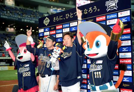 　オリックスのスローガン「さらに、ひとつになろう」と、呼びかける西（右）と鉄平（撮影・吉留常人）