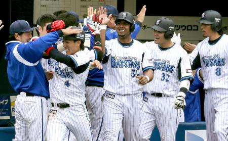 　８回、２号満塁本塁打を放った荒波（左から２人目）らを迎えるＤｅＮＡナイン