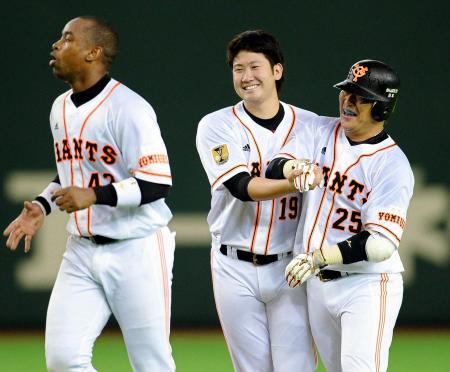 　９回、サヨナラタイムリーを放った村田（右）と喜ぶ菅野（中）＝撮影・西岡　正