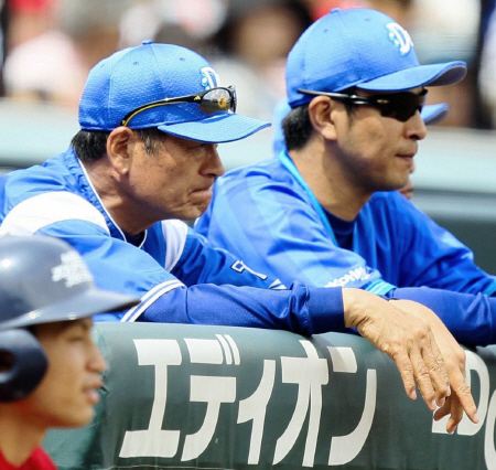　厳しい表情でグラウンドを見つめるＤｅＮＡ・中畑監督（左）