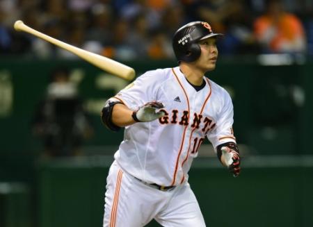 ３回、右越えに追撃の３ランを放つ阿部（撮影・村中拓久）