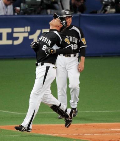 ９回阪神２死満塁、阪神・福留孝介は二ゴロに倒れ天を仰ぐ＝ナゴヤドーム（撮影・棚橋慶太）