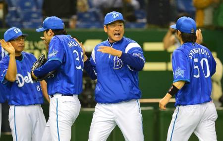 　巨人に逆転勝ちし、絶叫しながらナインを出迎える中畑監督（撮影・村中拓久）
