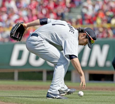 　打球をつかみ損ねる堂上直＝マツダスタジアム