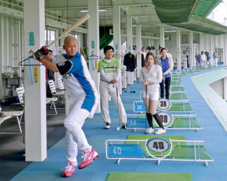　ゴルフ練習場でティー打撃を行い、一般練習者の視線をくぎ付けにする中田