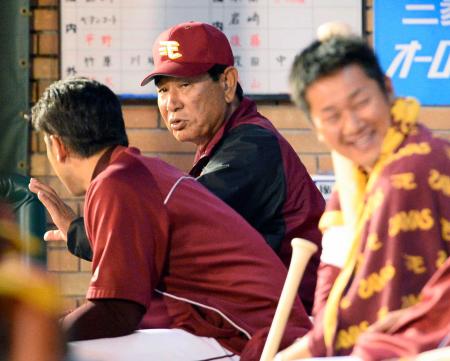 　オリックス戦が降雨で中断、ベンチで選手と話す楽天の星野監督