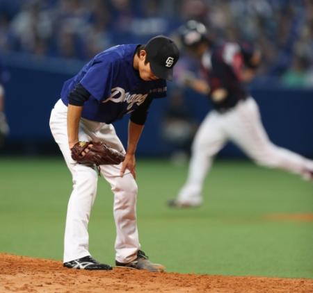 　５回、ヤクルト・畠山（右）に３ランを打たれた中日・岡田