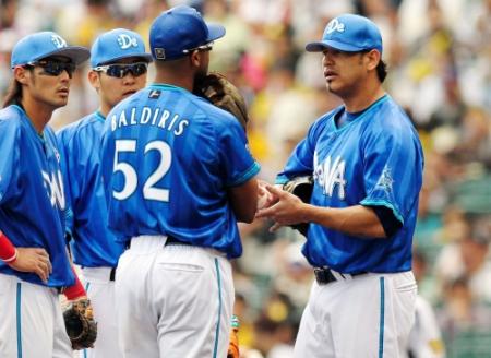 　４回、先制点を奪われマウンドでナインと話すモスコーソ（右）