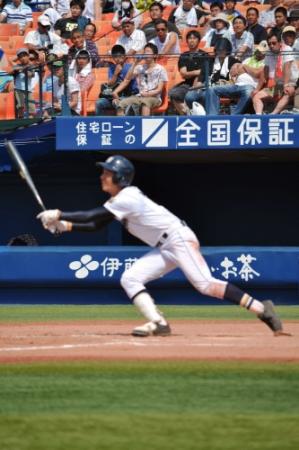 決勝の適時二塁打を含む３安打と活躍した成立学園・岩成＝横浜スタジアム