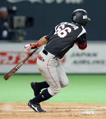 　９回ロッテ２死二、三塁、岡田が三塁前に決勝のバント安打を放つ＝札幌ドーム