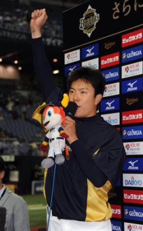 　スタンドのオリックスファンに結束を訴える松葉＝京セラドーム