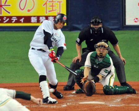 　糸井は右前に適時打を放つ。捕手は鶴岡＝京セラドーム