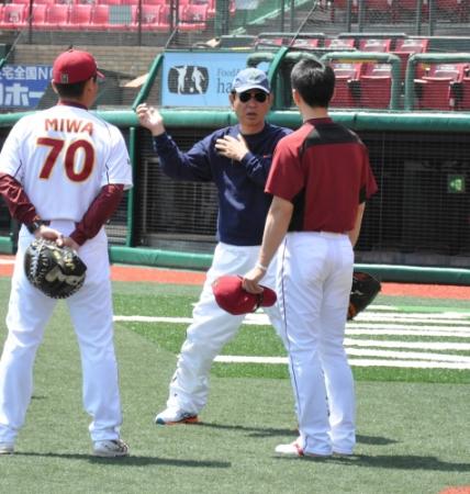 練習中、身ぶりを交えて嶋（右）と話し込む星野監督＝コボスタ宮城