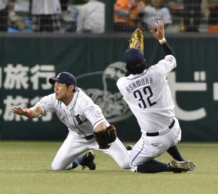 　９回、村田の打球に飛びつく浅村（右）と木村が交錯