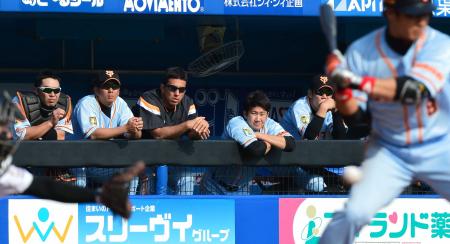 　６回、代打を送られベンチで試合を見つめる菅野（左から４人目）＝撮影・村中拓久
