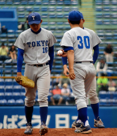 浜田監督（右）に四回途中で交代を告げられ、悔しげマウンドを降りる東大先発の白砂＝神宮