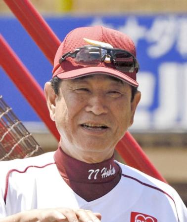 腰痛のためヤクルト戦を休養する楽天・星野監督