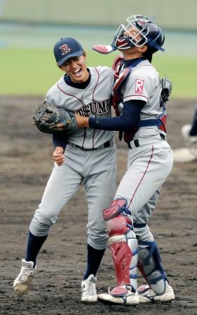 　関西学生野球春季リーグで４季ぶり３４度目の優勝を決め喜ぶ松田（左）と小川の立命大バッテリー