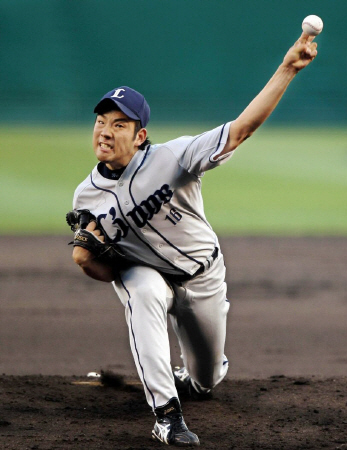 久々の甲子園のマウンドで力投する西武・菊池雄星＝甲子園（撮影・保田叔久）